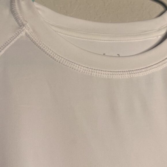 NWT Men’s White Short Sleeve Rash Guard UPF 50  Size Medium Swim Swimwear Pool - Picture 4 of 5